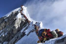 Aumentan las muertes en el Everest por una aglomeración peligrosa de alpinistas