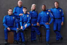 De izquierda a derecha: Dylan Taylor, Lane Bess, Cameron Bess, Laura Shepard Churchley, Michael Strahan y Evan Dick. Los seis están programados para ser lanzados al espacio. AP/Blue Origin