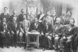 ¿Conoce usted alguien que aparece en la fotografía? Directiva Constituyente de la Sociedad Obrero del Progreso 1908. El tercero de izquierda a derecha de los que están sentados, al parecer es el doctor Rafael Cepeda.