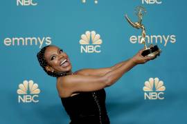 Sheryl Lee Ralph posa en la sala de prensa con el premio a la mejor actriz de reparto en una serie de comedia por “Abbott Elementary” en la 74.ª edición de los Primetime Emmy Awards.
