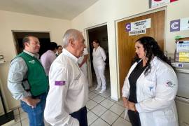 Eliud Aguirre, secretario de Salud de Coahuila, informó que los hospitales del estado cuentan con capacidad suficiente para atender el aumento estacional de enfermedades respiratorias durante el invierno.