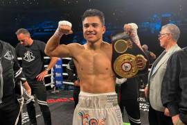 Armando “Toro” Reséndiz posa con el cinturón supermediano de la AMB, tras ser elevado a campeón mundial luego del retiro de Terence Crawford.