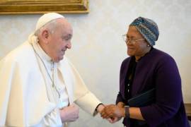 El Papa, de 88 años, que ha luchado contra problemas de salud, incluidos largos episodios de bronquitis, a menudo tiene que utilizar una silla de ruedas debido a problemas en las rodillas.