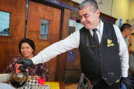 Luis Javier Esquivel Barraza, conocido como “el Capi”, sirve con amabilidad a los comensales del restaurante Sol y Luna.