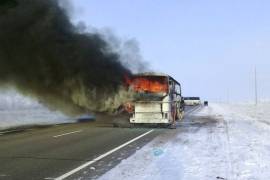 Se quema autobús en Kazajistán, hay 52 muertos
