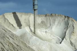 Sheinbaum explicó que México cuenta con litio, pero que su presencia en arcilla vuelve más complejo y costoso su aprovechamiento.