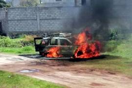 Linchan a tres hombres e incendian vehículo en Hidalgo