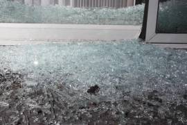 Durante el incidente se rompió la puerta principal de vidrio templado del inmueble.
