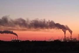 Columnas de humo negro provenientes de las termoeléctricas generan preocupación entre habitantes de Nava. Familias denuncian la acumulación de ceniza y hollín en patios, viviendas y vehículos.