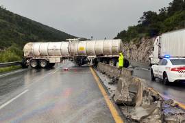 El tractocamión impactó la barrera de contención hasta cruzar a los carriles contrarios.