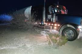 Hallan pipa abandonada con diésel en la carretera Saltillo-Torreón