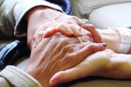 La ortotanasia se entiende como la posibilidad de brindar cuidados al enfermo sin provocar la muerte de manera activa