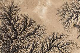 Daniel Bates Hurtado retrata desde el aire la huella de una tierra en agonía