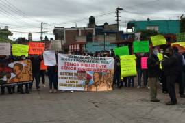 Protestan ante AMLO ex empleados del Seguro Popular