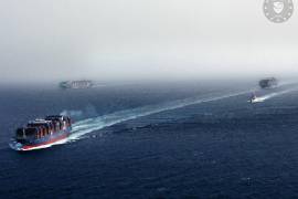 Buques mercantes transitan por el mar Rojo bajo la protección de la fragata italiana BERGAMINI, como parte de la operación de la Unión Europea EUNAVFOR Aspides en el mar Rojo, el océano Índico y el Golfo.