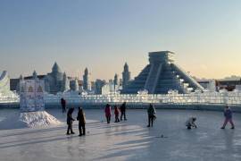 Una réplica de hielo de la Pirámide de Kukulkán se exhibe desde en el Festival Mundial de Nieve y Hielo que se celebra cada año en la ciudad de Harbin, en el noreste de China. EFE/Embajada de México en China