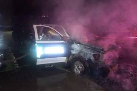 La patrulla quedó severamente dañada en su parte frontal tras el incendio.