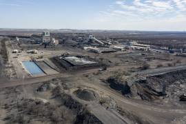 Las maniobras de extracción continúan en condiciones complejas dentro del complejo minero ubicado en San Juan de Sabinas, donde aún permanecen decenas de trabajadores sin localizar.