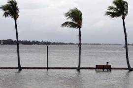 Huracán Dorian se debilita a categoría 2, pero continúa azotando Bahamas