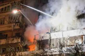 Los bomberos apagaron el incendio después de que un dron impactara un edificio residencial de varios pisos durante el ataque nocturno con drones de Rusia en Kiev, Ucrania, el martes 25 de noviembre de 2025.