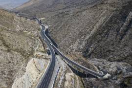 Para disminuir los accidentes en las peligroas curvas de Los Chorros, el Alcalde de Arteaga anunció la construcción de un túnel lineal de 520 metros y la ampliación de los puentes Chorros 1 y Chorros 2.