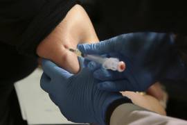 En esta fotografía de archivo del 27 de marzo de 2019, una mujer recibe la vacuna contra el sarampión, las paperas y la rubeola en el Departamento de Salud del condado Rockland en Pomona, Nueva York.