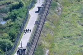 Soldados del ejército surcoreano patrullan a lo largo de la valla de alambre de púas cerca de la frontera con Corea del Norte en Paju, Corea del Sur, el 29 de septiembre de 2026.