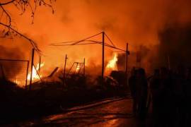 Atizado por vientos huracanados, el incendio saltó desde una zona montañosa a los suburbios quemando casas y sembrando el pánico en vecindarios que no habían visto un incendio tan cerca del centro en décadas.