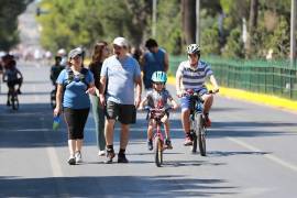 Las familias aprovecharon la Ruta Recreativa para caminar, trotar, andar en bicicleta, patines y patineta.