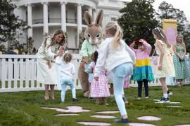 La primera dama Melania Trump saluda a los niños durante la Marcha de Huevos de Pascua de 2025 en el jardín sur de la Casa Blanca en Washington, el 21 de abril de 2025.