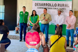 El alcalde Javier Flores Rodríguez entregó material de construcción para rehabilitar el Salón Ejidal de Santa Gertrudis, uno de los espacios comunitarios más importantes de la congregación.