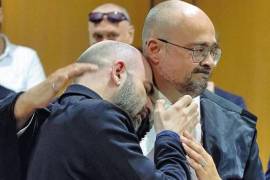 “Me robaron la vida”, comentó Saviano tras la sentencia. Tras escuchar el veredicto por los jueces, el escritor abrazó entre lágrimas a su abogado, Antonio Nobile, y la sala estalló en aplausos.