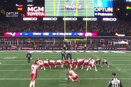 El staff del estadio creaba una aparente segunda pareja de postes. La práctica era permitida por las reglas anteriores, pero la NFL ahora exige que ambos equipos reciban exactamente la misma imagen.