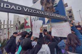 Estudiantes del Colegio Vizcaya se congregan con pancartas y carteles para expresar su descontento por despidos y malos manejos administrativos.
