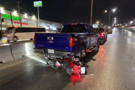 La camioneta afectada detuvo su marcha mientras se realizaban las diligencias en el lugar del accidente.