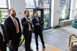 En su nueva gira internacional, ahora por Nueva York, el gobernador de Nuevo León, Samuel García, se reunió este jueves con directivos de Goldman Sachs.