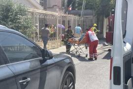 Bomberos y paramédicos de la Cruz Roja rescatan a dos hombres intoxicados mientras pintaban el interior de un aljibe en el fraccionamiento Tulipanes.