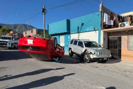El Ford Mustang terminó con las llantas hacia arriba tras impactarse contra una camioneta estacionada.