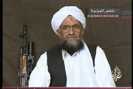 9 de septiembre de 2004. Captura de vídeo en la que aparece Ayman al-Zawahiri, entonces mano derecha de Osama bin Laden, durante una transmisión en Al-Jazeera TV desde una locación no revelada.