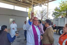 Monseñor acudió a las instalaciones en compañía del padre Paulo Sánchez, y realizó la ceremonia.