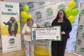 Donna Osborne, de 75 años (i) con la subdirectora de ventas corporativas de la lotería de Pensilvania, Staci Coombs, en las oficinas generales de la lotería en Middletown, Pennsylvania.