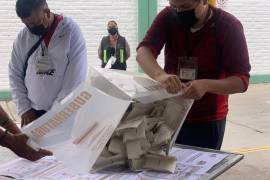 Funcionarios de casilla realizaron el conteo de las boletas al cierre de las casillas durante las elecciones en los estados de Durango, Tamaulipas, Hidalgo, Oaxaca, Quintana Roo y Aguascalientes.