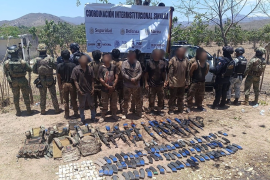 Elementos de la Marina aseguraron armas largas, explosivos y equipo táctico tras repeler una agresión armada en El Rosario, Sinaloa.