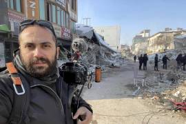 Fotografía de archivo de Issam Abdallah, camarógrafo de la agencia de noticias Reuters, mientras trabajaba en una zona de Turquía azotada por un sismo.