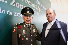 Alcalde José María Fraustro Siller (der) y el General Vicente Pérez López (izq)durante la ceremonia de toma de posesión.