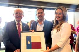 El Cónsul de México en Austin, Humberto Hernández Haddad, junto al alcalde electo, Javier Díaz González, y su esposa Luly López Naranjo, durante la gira de trabajo en Texas para fortalecer la cooperación bilateral.