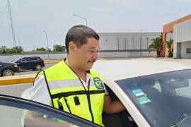 Automovilistas acuden a centros de verificación para obtener su engomado ecológico.