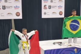 Rafael Lara, de siete años, combina el karate y los torneos de Pokémon con el acompañamiento constante de sus padres.