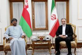 El ministro de Exteriores de Irán, Abbas Araghchi, derecha, se reúne con su homólogo omaní, Sayyid Badr Albusaidi en Teherán, Irán, el martes 25 de agosto de 2026.