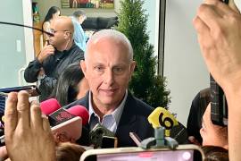 El alcalde Román Alberto Cepeda entrega el nombramiento de Darío Calvillo Montoya como comandante del Grupo de Reacción Torreón, en presencia del General Juan Carlos Quiroz Muñoz.